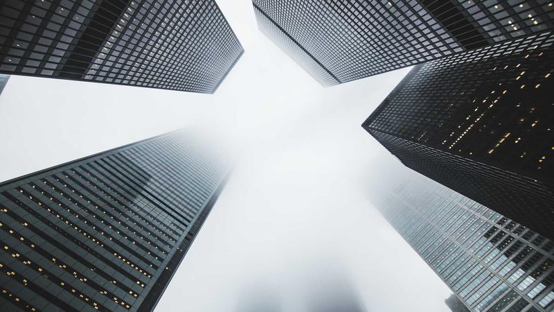 设计师小王通过youtube下载工具获取灵感素材